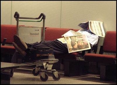 空港で眠りこける人々05