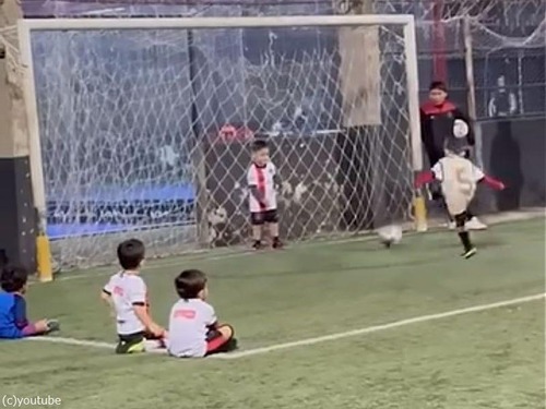 人生は勝ち負けだけじゃないことを教えてくれる幼児（動画）