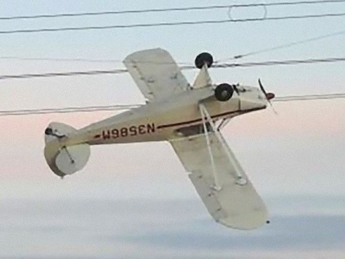 小型機が電線に引っかかる00