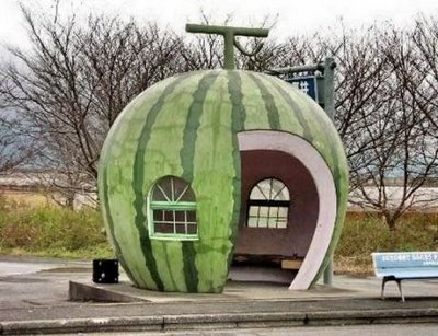 人が住めそうな風変わりなバス停03