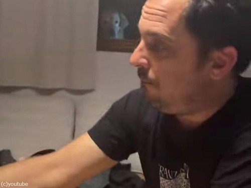 ディナーを窓の外から見る犬