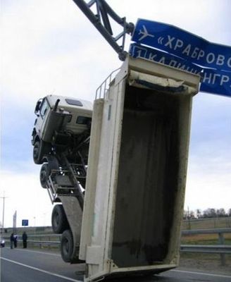 大型トラックがウイリー03