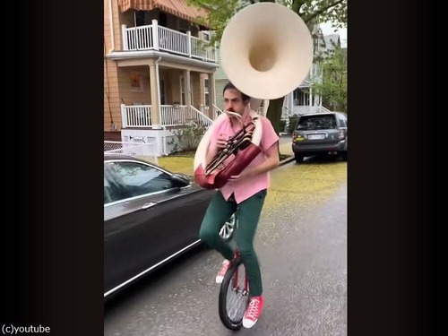 一輪車に乗ったチューバ奏者がコケかけるも…危機は回避される（動画）