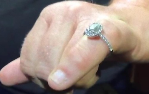 砂浜で失くした婚約指輪、宝探しグループが見つける01