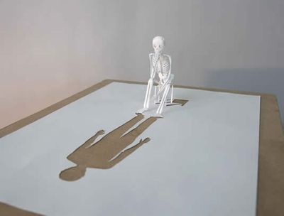 美しく繊細なペーパーアートの世界-考える骨