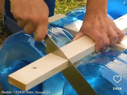 「意外と快適かも？」大きなペットボトル等を使った手作りのイカダ