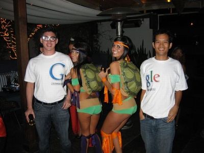 胸の大きな女性と肩を組めるTシャツ04