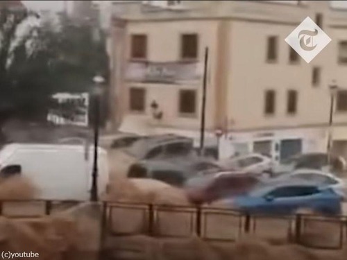 スペインで今世紀最悪の水害が発生…バレンシアの路上に車が積み上がる