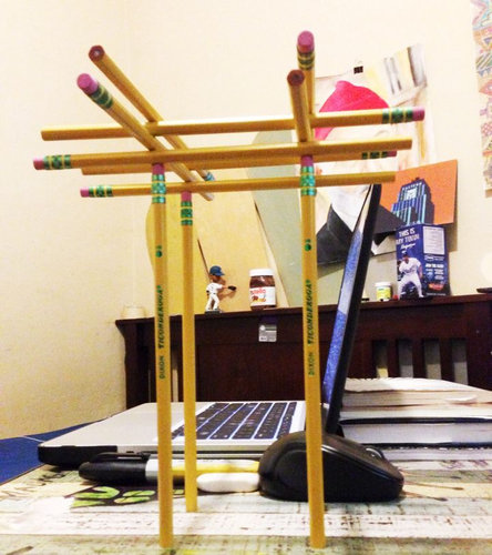 鉛筆で遊ぶクラスメート03