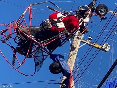 空を飛んでいたサンタ、電線に引っかかる00