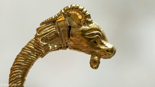 紀元前の黄金のイヤリングが発掘される05