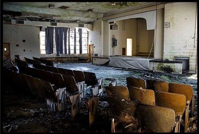 廃墟となった劇場03