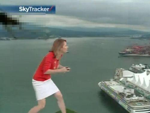 お天気おねえさん、クモに驚く01