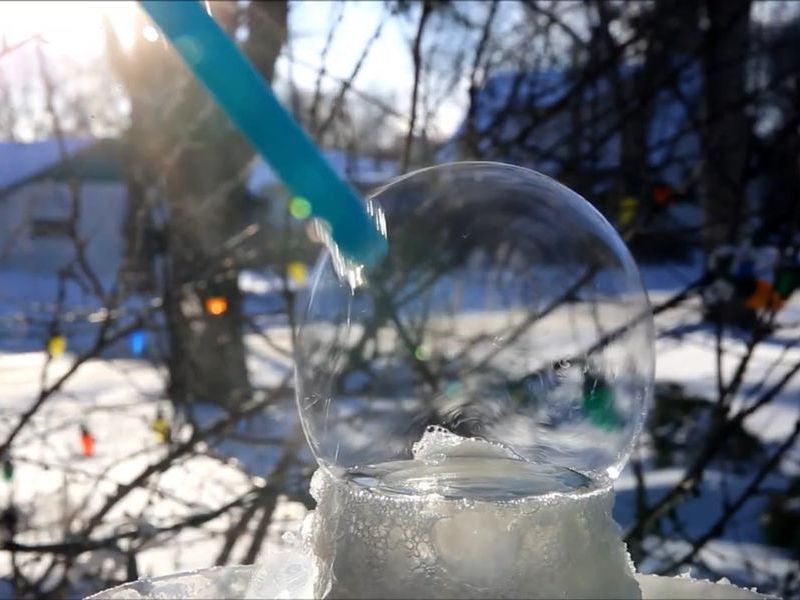 大きなシャボン玉が凍ると ガラス細工のように美しい 動画 らばq 大きなシャボン玉が凍ると ガラス細工のように美しい 動画 らばq