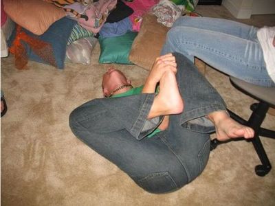 足の指をぶつけた女性たち09