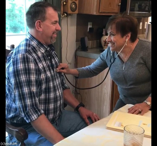 亡くなった息子の心音を聴いた母親02