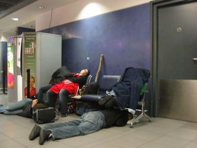 空港で眠りこける人々03