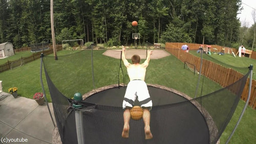 トランポリンからバスケのトリックショット03