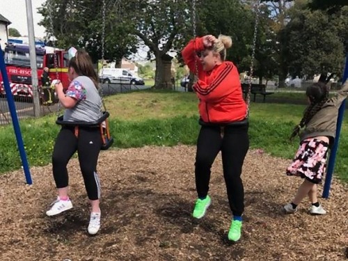 姪と叔母がブランコから抜けられなくなる02