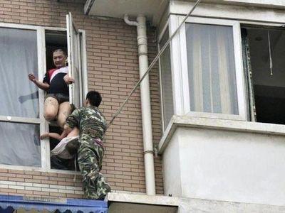 八階から落とされそうな少女を救出04