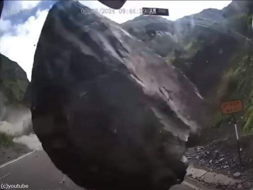 ペルーの落石事故が恐ろしすぎる…巨岩が目の前のトラックに直撃する