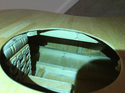 アイスキャンディのスティックで作られたギター03