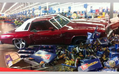 代わりに車が突っ込んでくれました