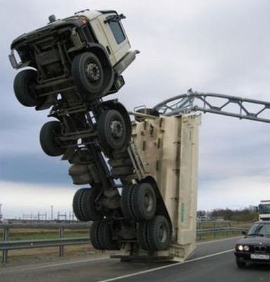 大型トラックがウイリー02