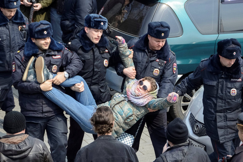 こんな優雅な逮捕のされ方ってある ロシア女性が連行されたときの姿 らばq