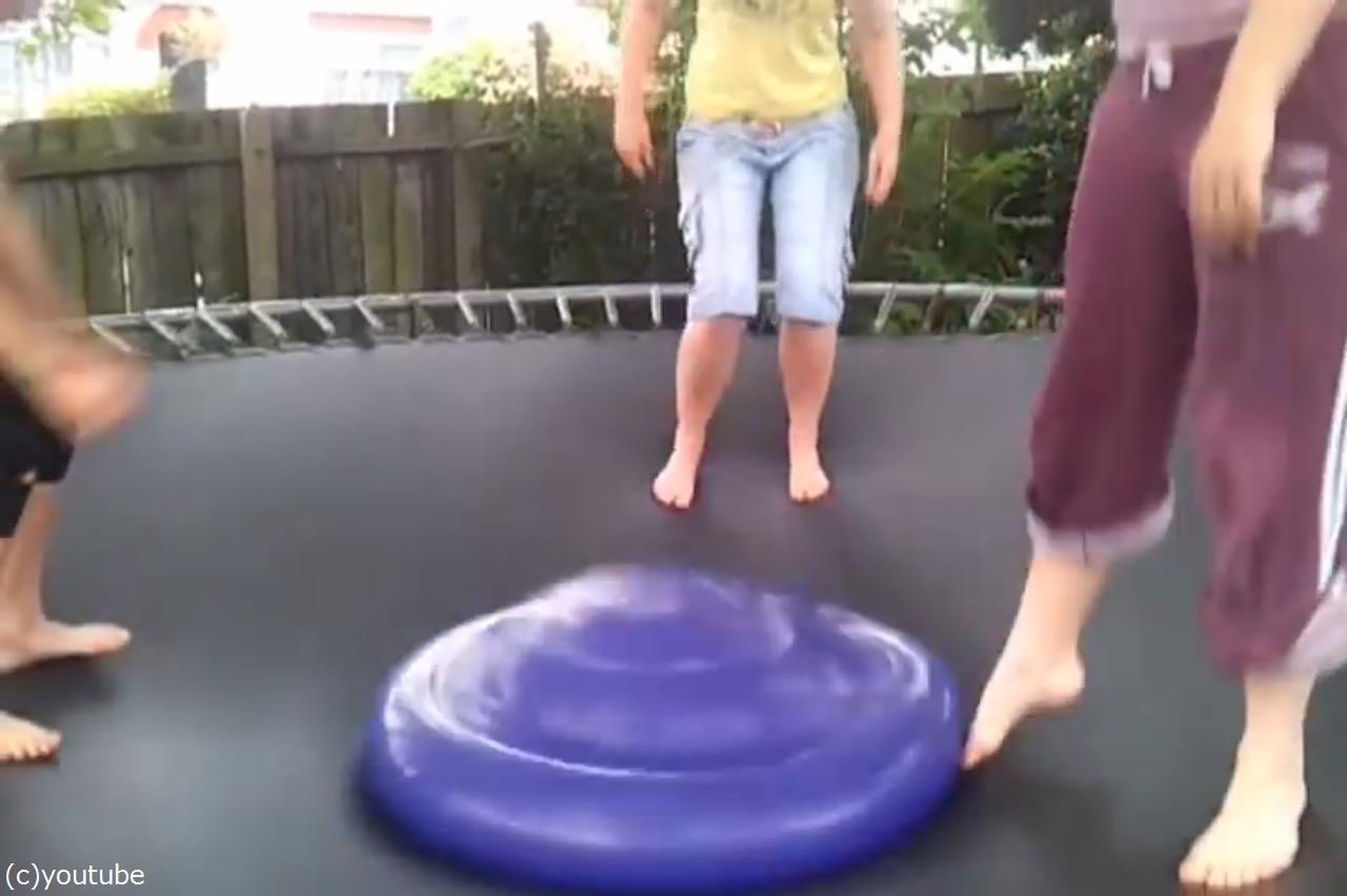 大きな水風船をトランポリンの上でポヨンポヨンすると こんなことに 動画 らばq 大きな水風船をトランポリンの上でポヨンポヨンすると こんなことに 動画 らばq