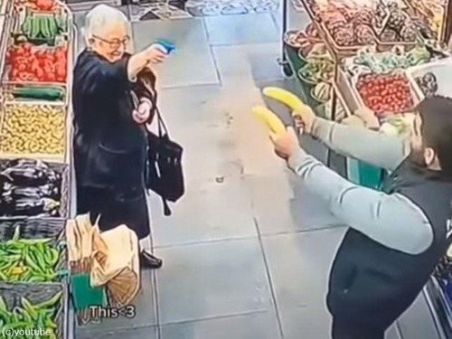 スーパーの店員とおばあさん客の遊び