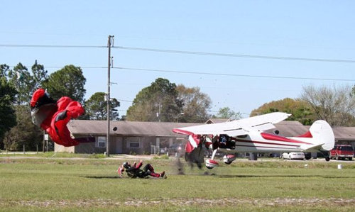 スカイダイバーと飛行機が衝突08