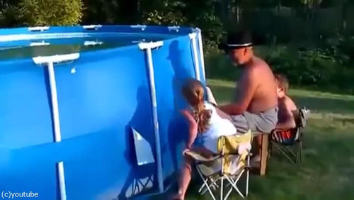 おじいちゃん「プールの水を空にするよ！」02