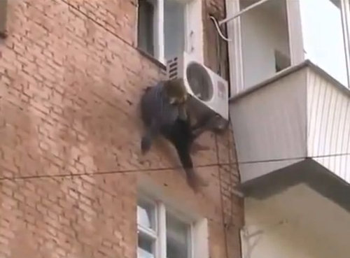 30分ぶら下がり続けたおばあちゃん01