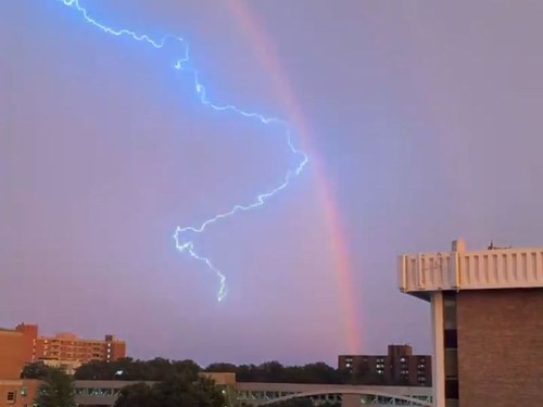 虹と雷が同時に出現した「奇跡の空」が人気を集める
