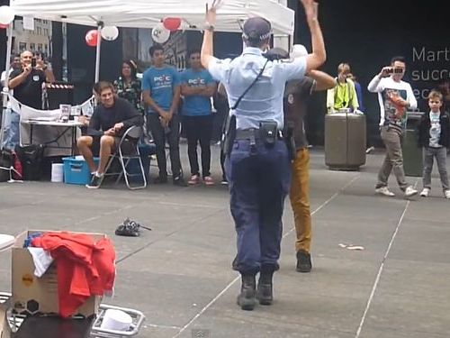 オーストラリアで一番魅力的な女性警官01