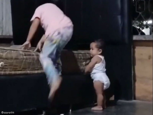 ベッドに登りたい赤ちゃんに…優しいお姉ちゃんが教えてあげる