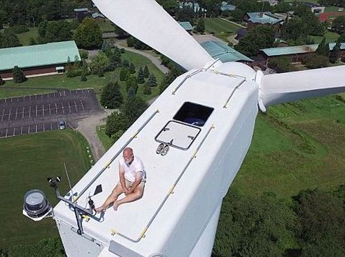 風力発電機の上で昼寝05