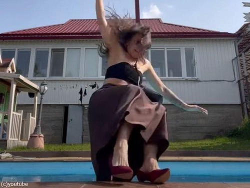 プールを背景に自撮りをするときは…めちゃくちゃ気を付けなきゃいけない理由（動画）
