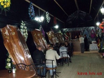 夏場は涼しい?巨大な棺おけで出来た酒場03