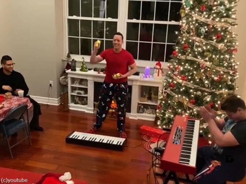 これは圧巻 5つのボールでクリスマス曲をジャグリングピアノ演奏 動画 らばq これは圧巻 5つのボールでクリスマス曲をジャグリングピアノ演奏 動画 らばq
