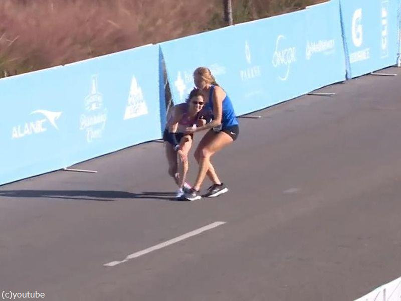 マラソンでゴール目前の選手が倒れる 後ろの女子高生ランナーが抱きかかえてゴール 優勝を手助けする らばq