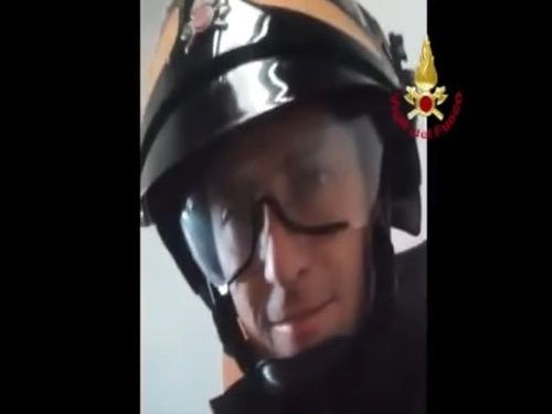 2歳児が銀行の金庫に入り込む04