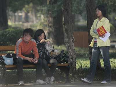 中国の大学、学生がキスしないように監視00