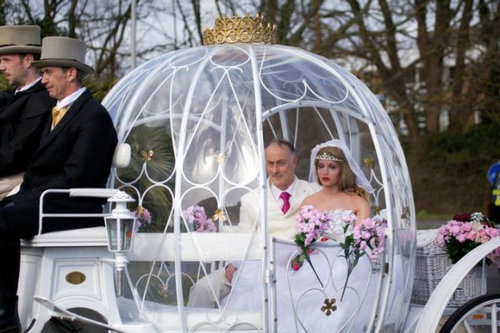 人形の妻9人と結婚したイギリス人01