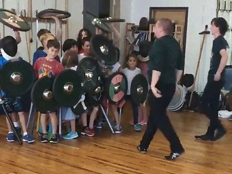 盾の壁 と呼ばれる軍隊のテクニックを使うと 小さな子どもたちでも大人に勝てる らばq