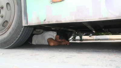 バスの下に隠れる01