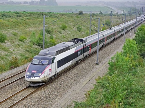 フランスでは短距離フライトは禁止、電車を使え