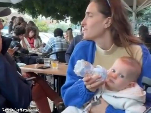 哺乳瓶を与えられた赤ちゃんの「顔が全てを物語っている」とき