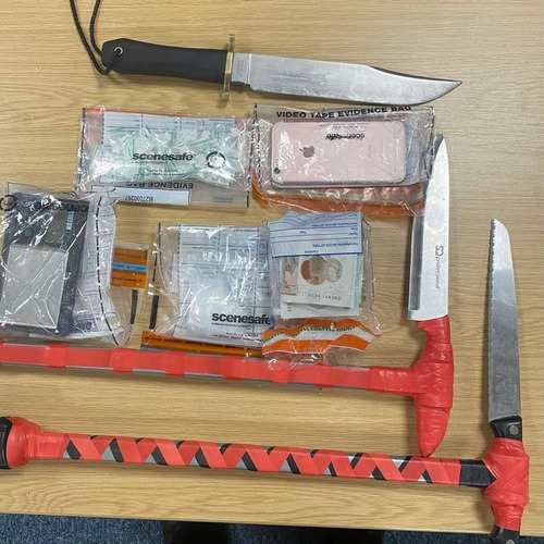 イギリスで警察が武器を押収した01